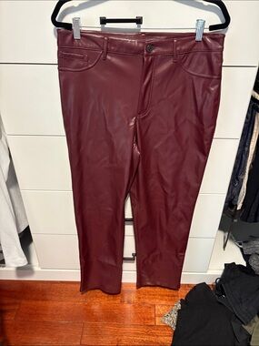 Jeans Faux Leather Pants in Wine